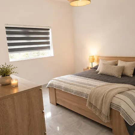 Private With Ensuite Bathroom In Modern Sea View