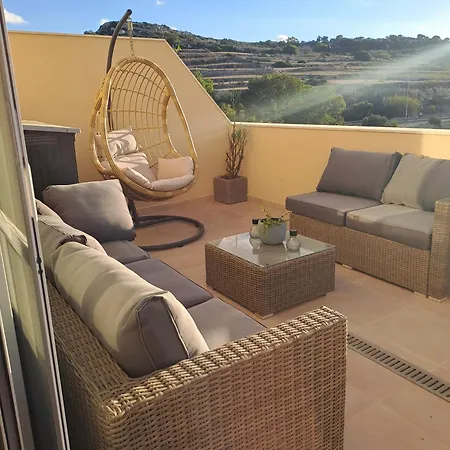 Private With Ensuite Bathroom In Modern Sea View *