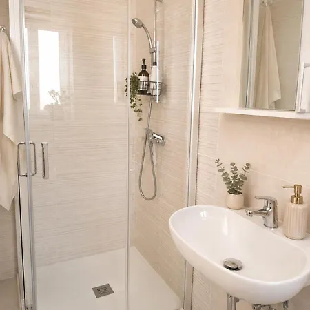 Private With Ensuite Bathroom In Modern Sea View