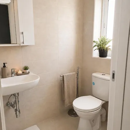 Private With Ensuite Bathroom In Modern Sea View *